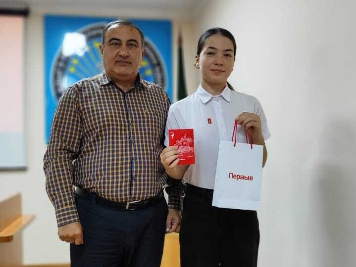 Глава Теучежского района вручил паспорта активистам района